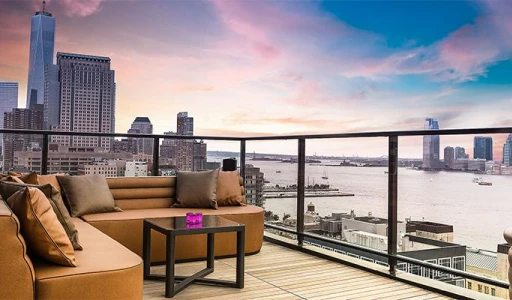 Admire panoramic views from a rooftop hotel !