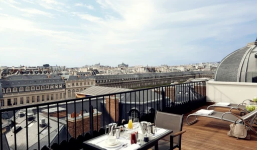 Une suite dans un boutique hotels à Paris pour YSL Parfums La Nuit de l'Homme