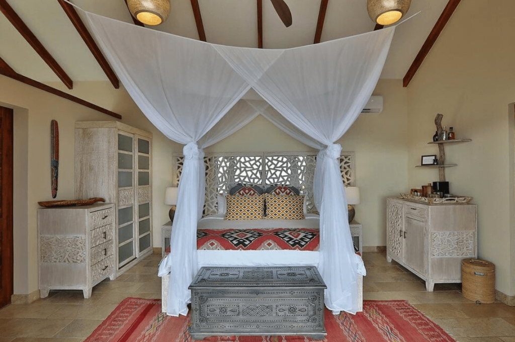 casa chameleon room with canopy bed