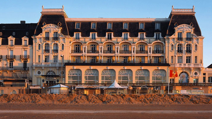 grand-hotel-cabourg-swimming-in-the-space