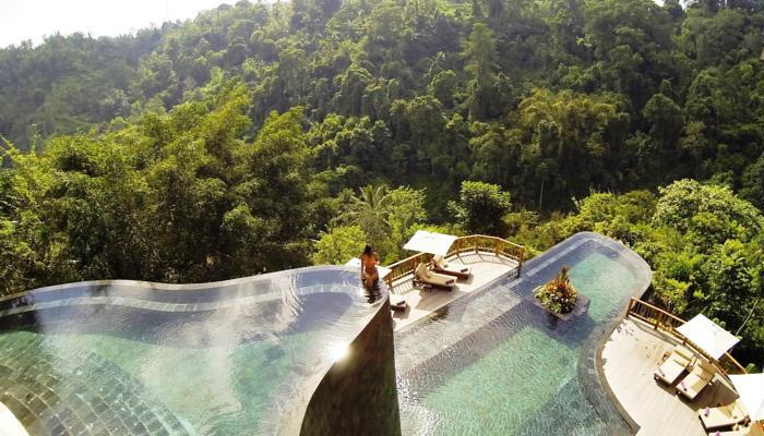 Hanging Gardens Ubud est un établissement au cœur de la nature indonésienne et avec une piscine à débordement.
