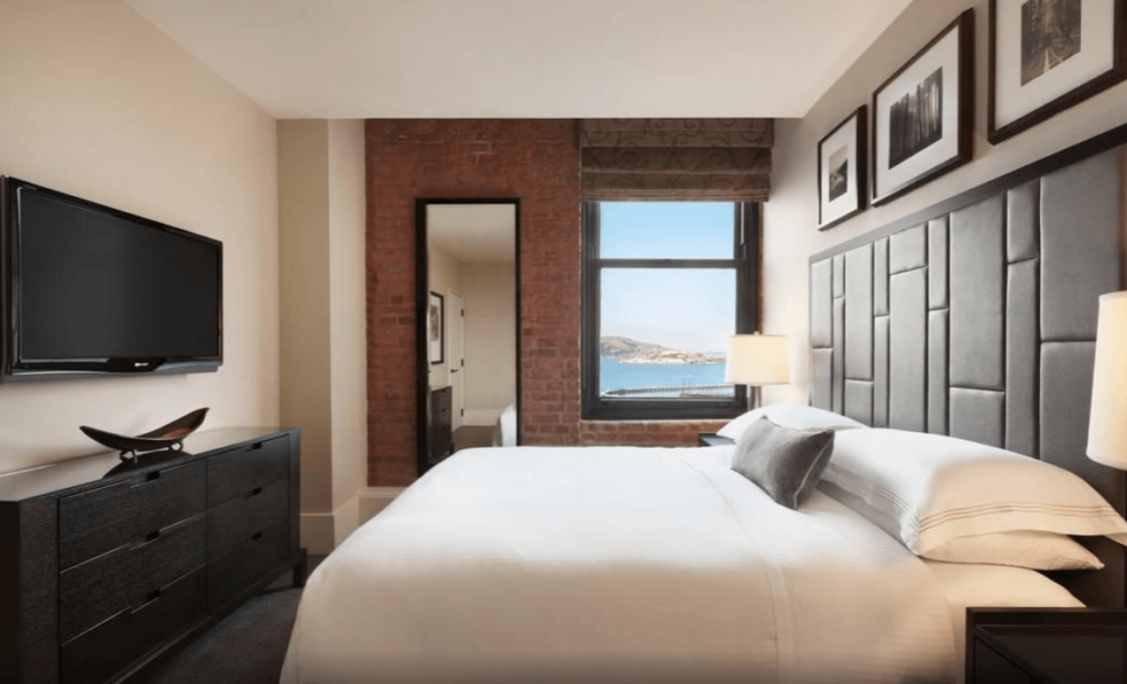 The Fairmont Heritage Place hotel room with Bay views