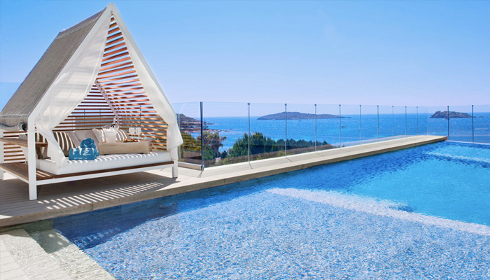 ME Ibiza est un hotel design à Ibiza avec une vue sur la baie